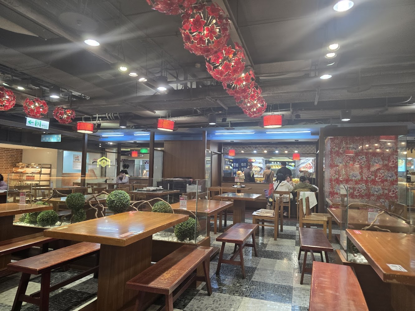 餐廳內部用餐空間與紅色燈飾