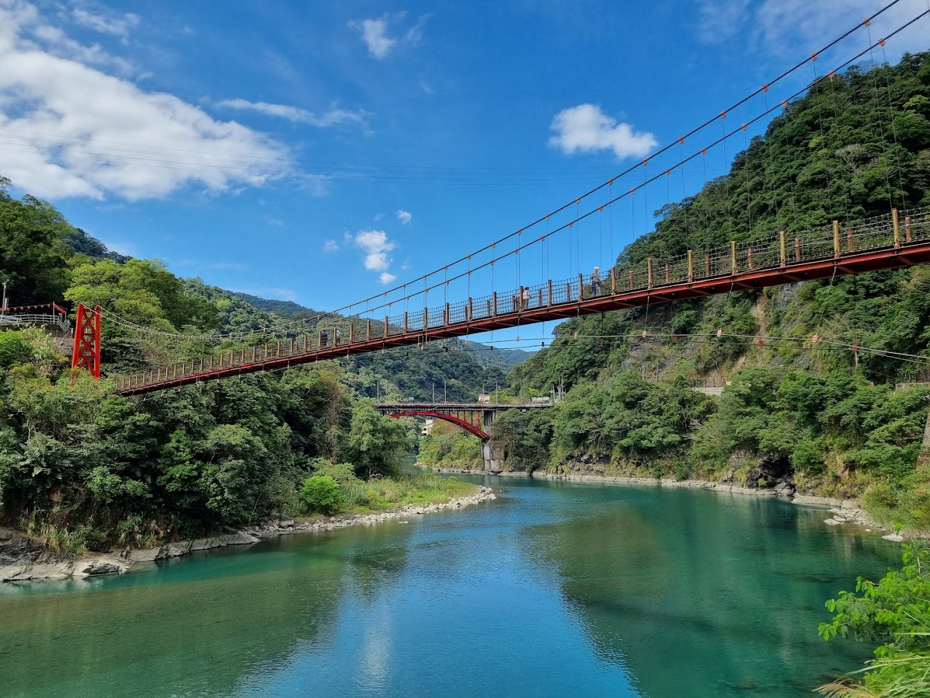 烏來吊橋與南勢溪綠色河景