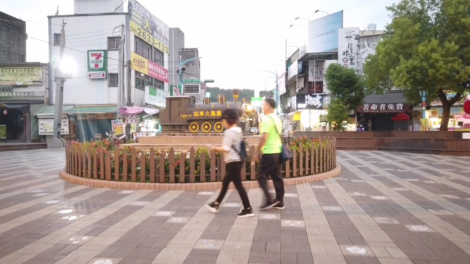 集集街區仿火車造型裝置藝術與商店招牌