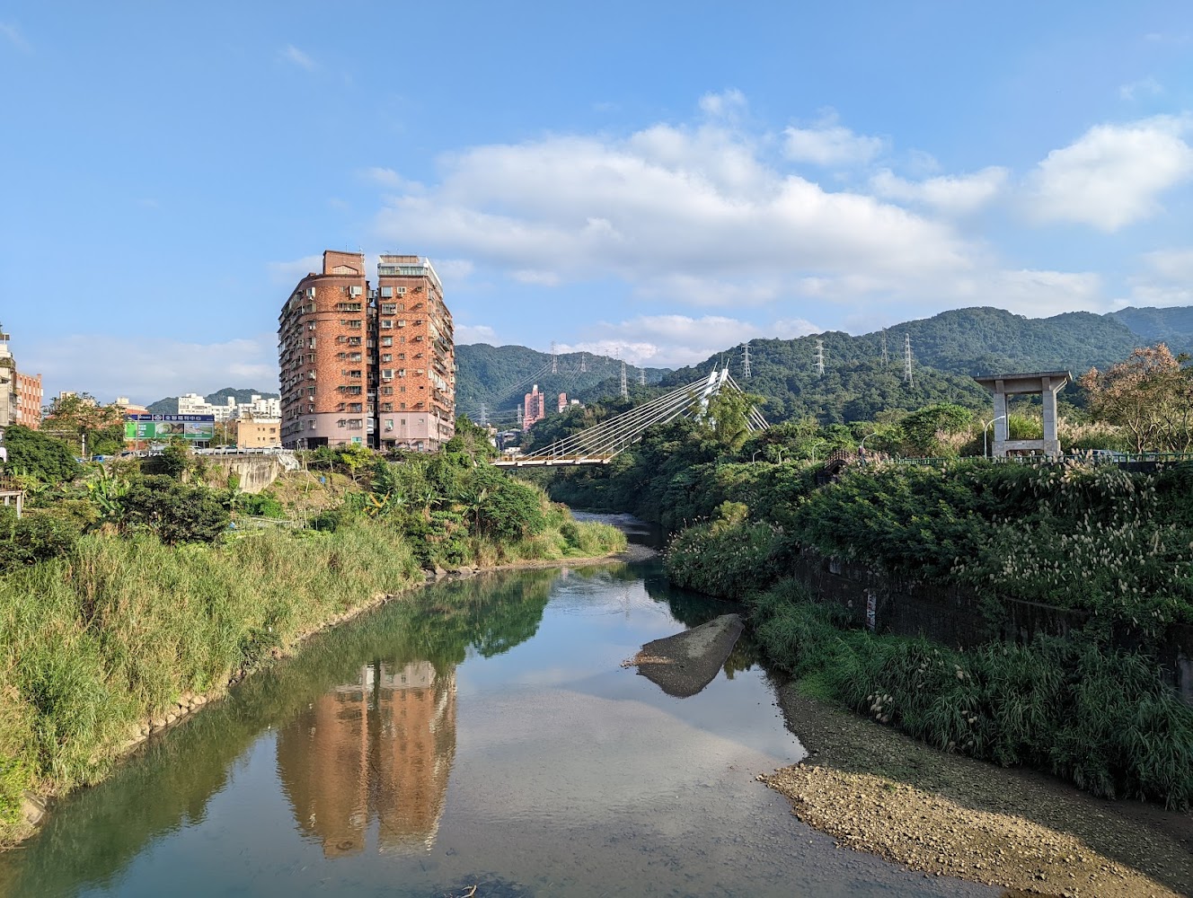 深坑河景與紅磚建築倒影