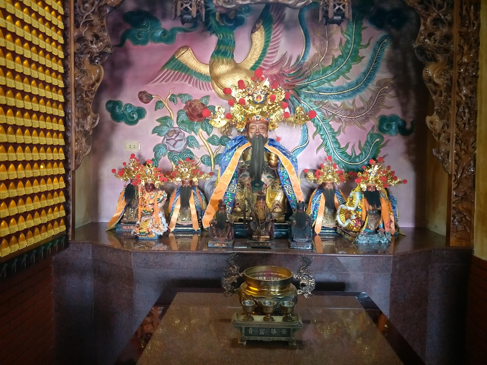 雲林元長無極聖殿廟內主神神像,神龕金碧輝煌,香爐前置,背景鳳凰壁畫