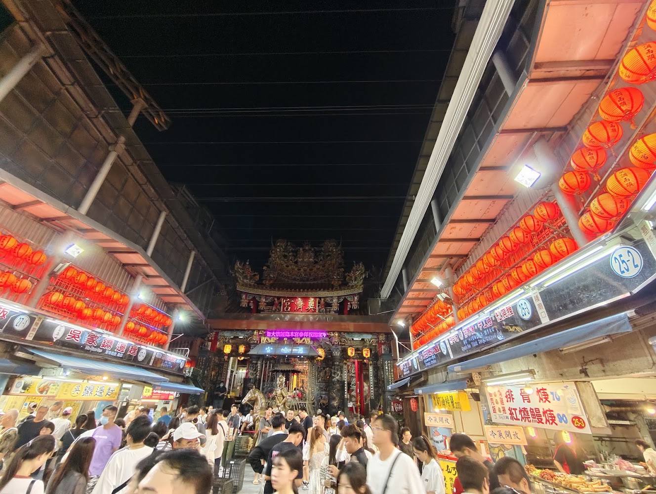 夜晚廟宇前熱鬧的基隆廟口夜市街景