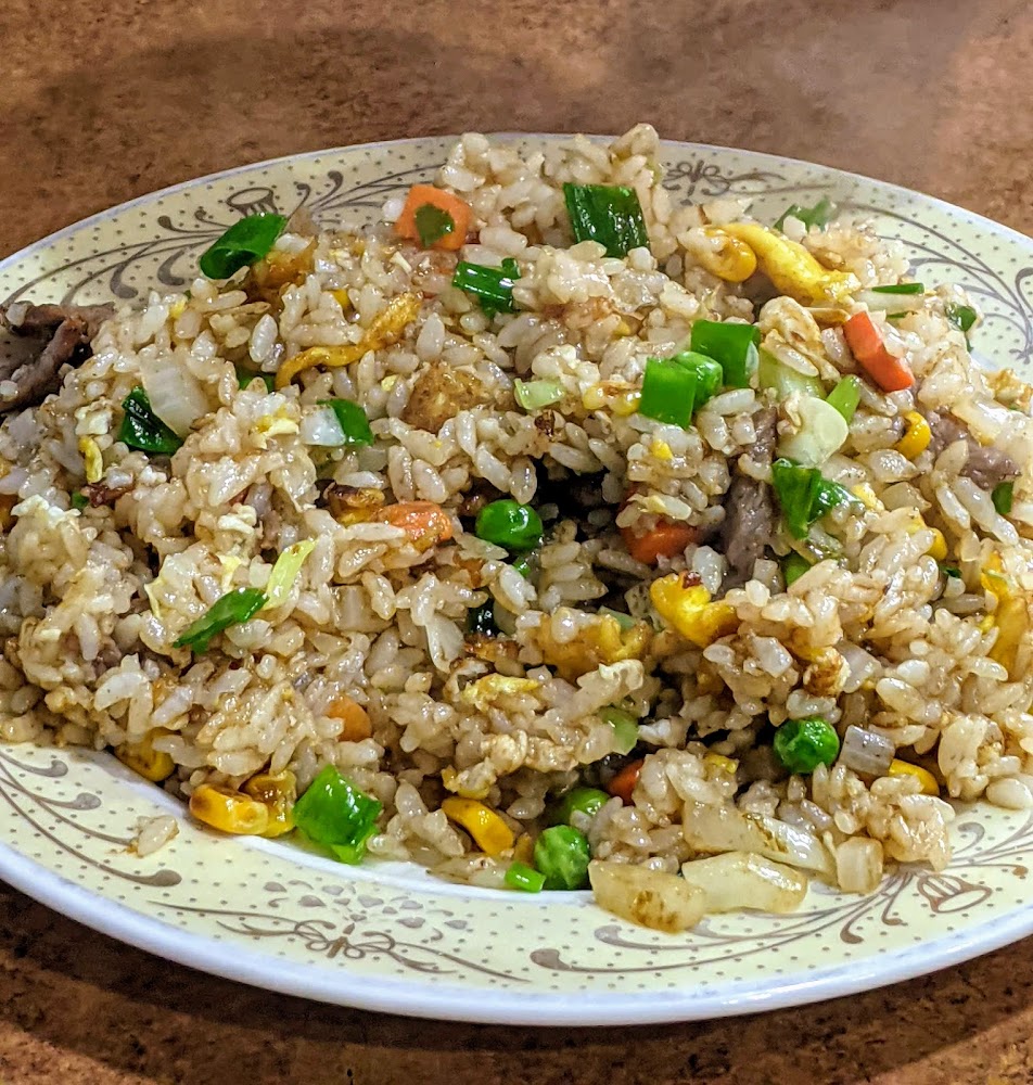 店內炒飯配料豐富,帶有蛋香與蔬菜香氣