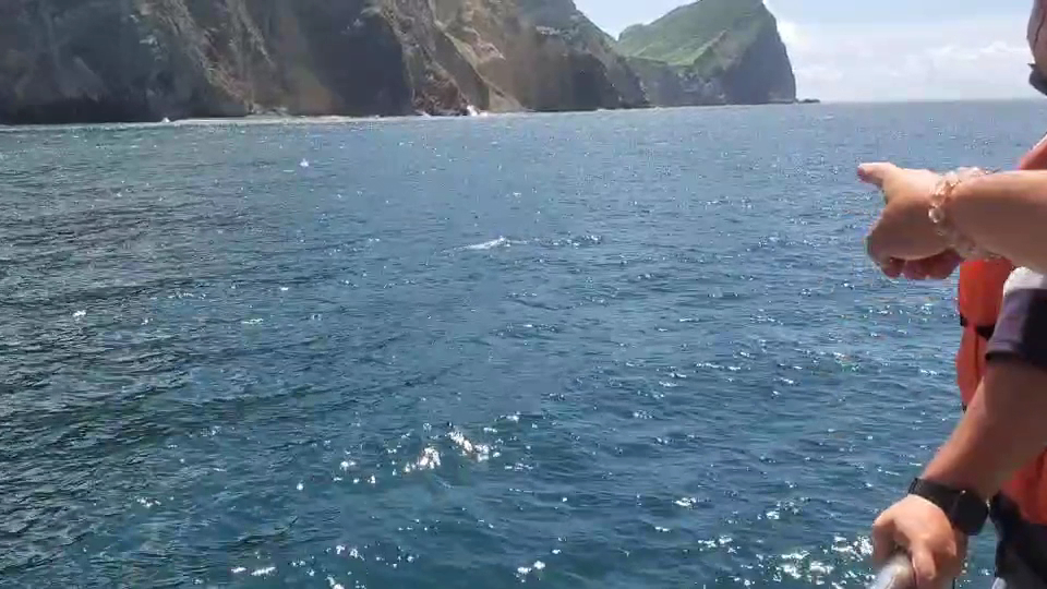 乘客在船上眺望龜山島海岸