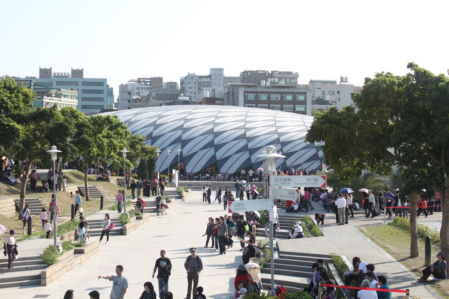 花博公園圓山園區廣場與人潮