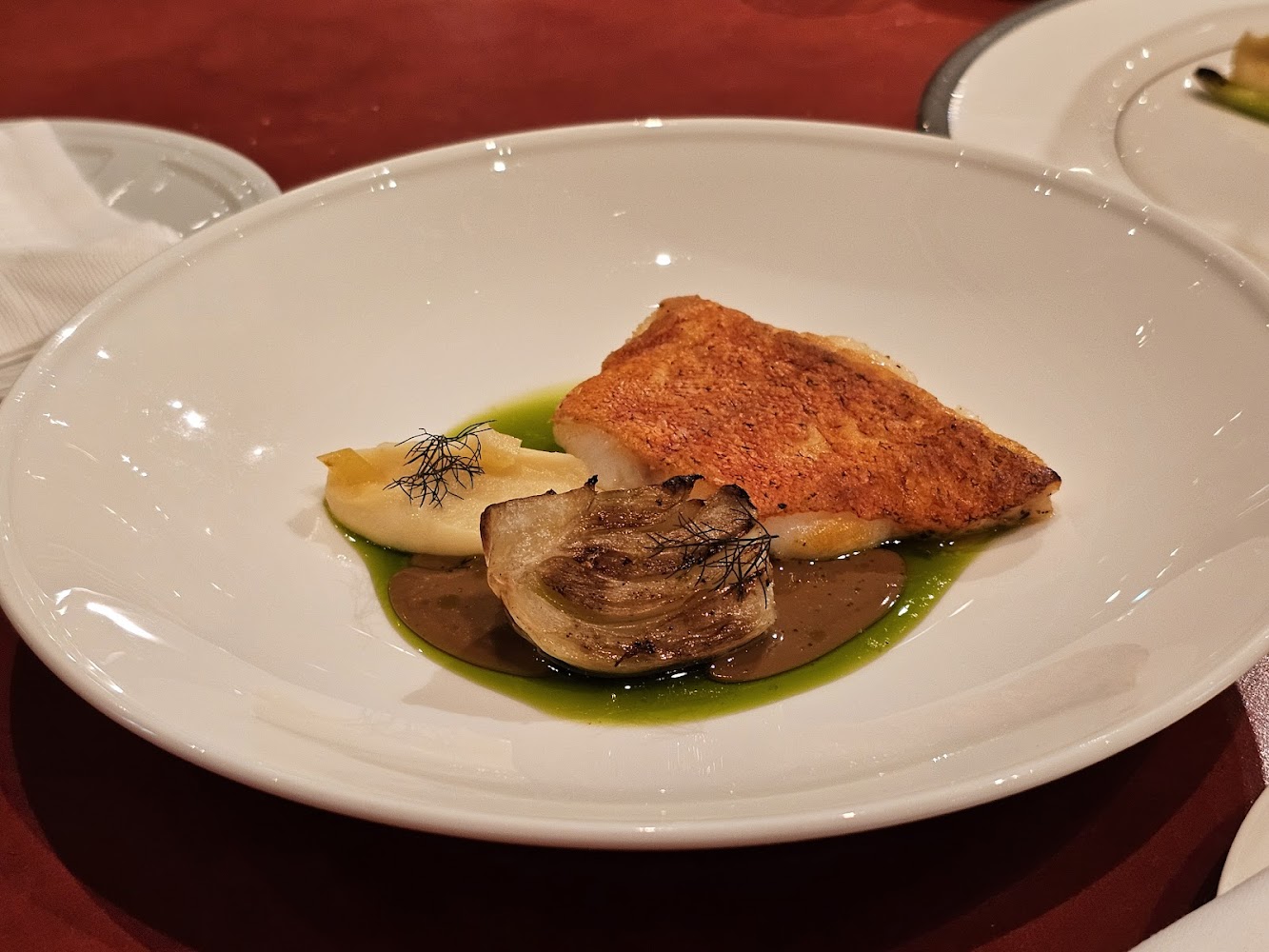 Bencotto魚排料理,搭配薯泥、燒烤蔬菜與香草醬。