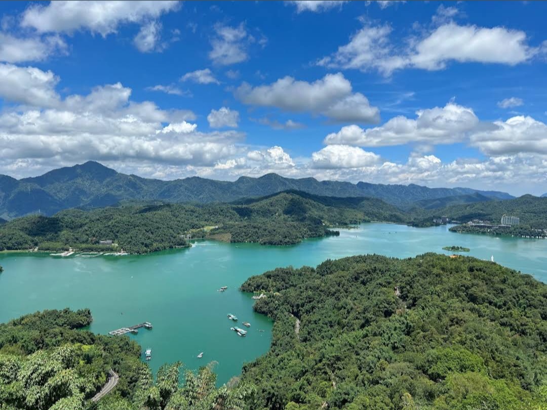 湖泊與四周青山景色壯麗自然