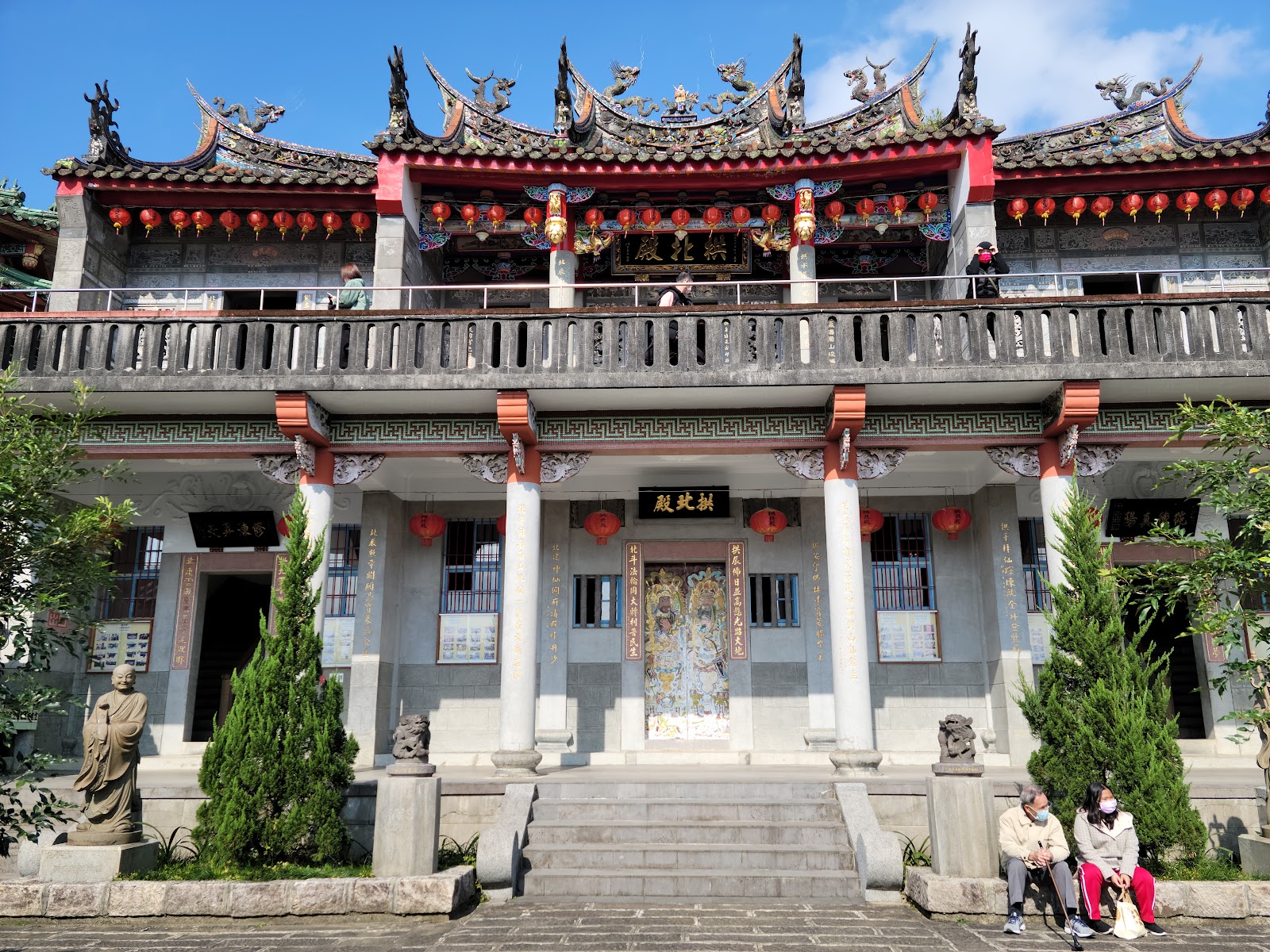 拱北殿廟宇正面外觀，紅燈籠裝飾，傳統廟宇建築