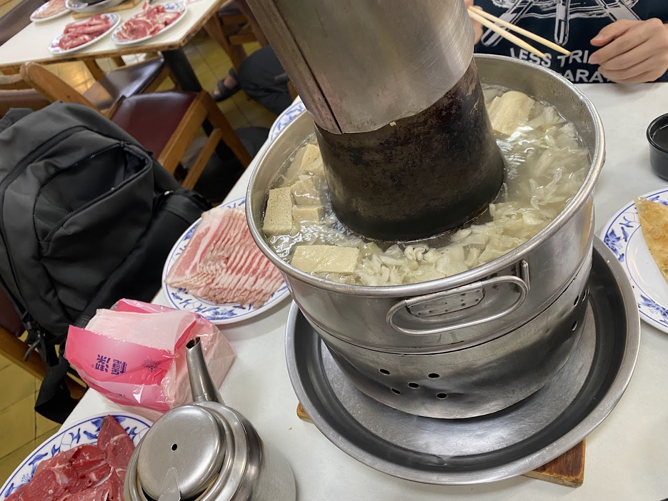 台電勵進餐廳傳統煙囪火鍋爐與滿桌配料