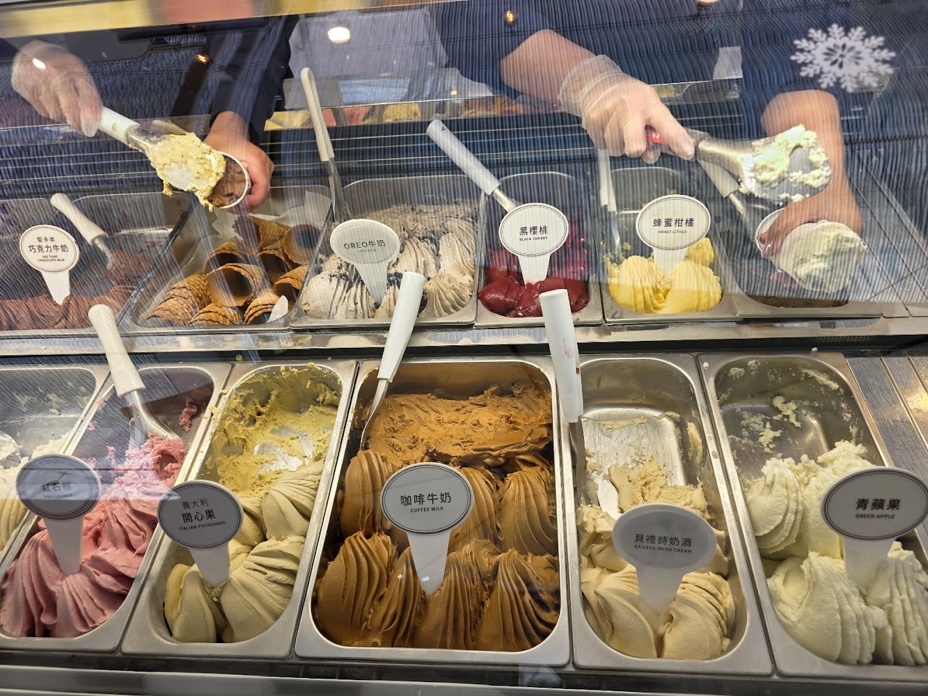 土庫驛可可莊園冰淇淋店員舀取多種口味冰淇淋