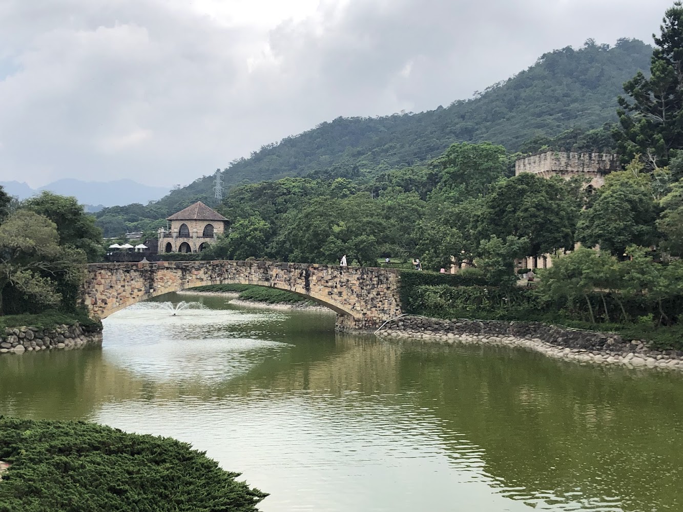 石造拱橋與噴泉湖景以及古堡