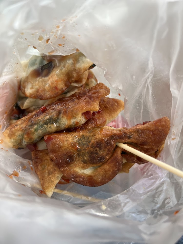 塑膠袋裝的煎餃淋上醬料,適合邊走邊吃