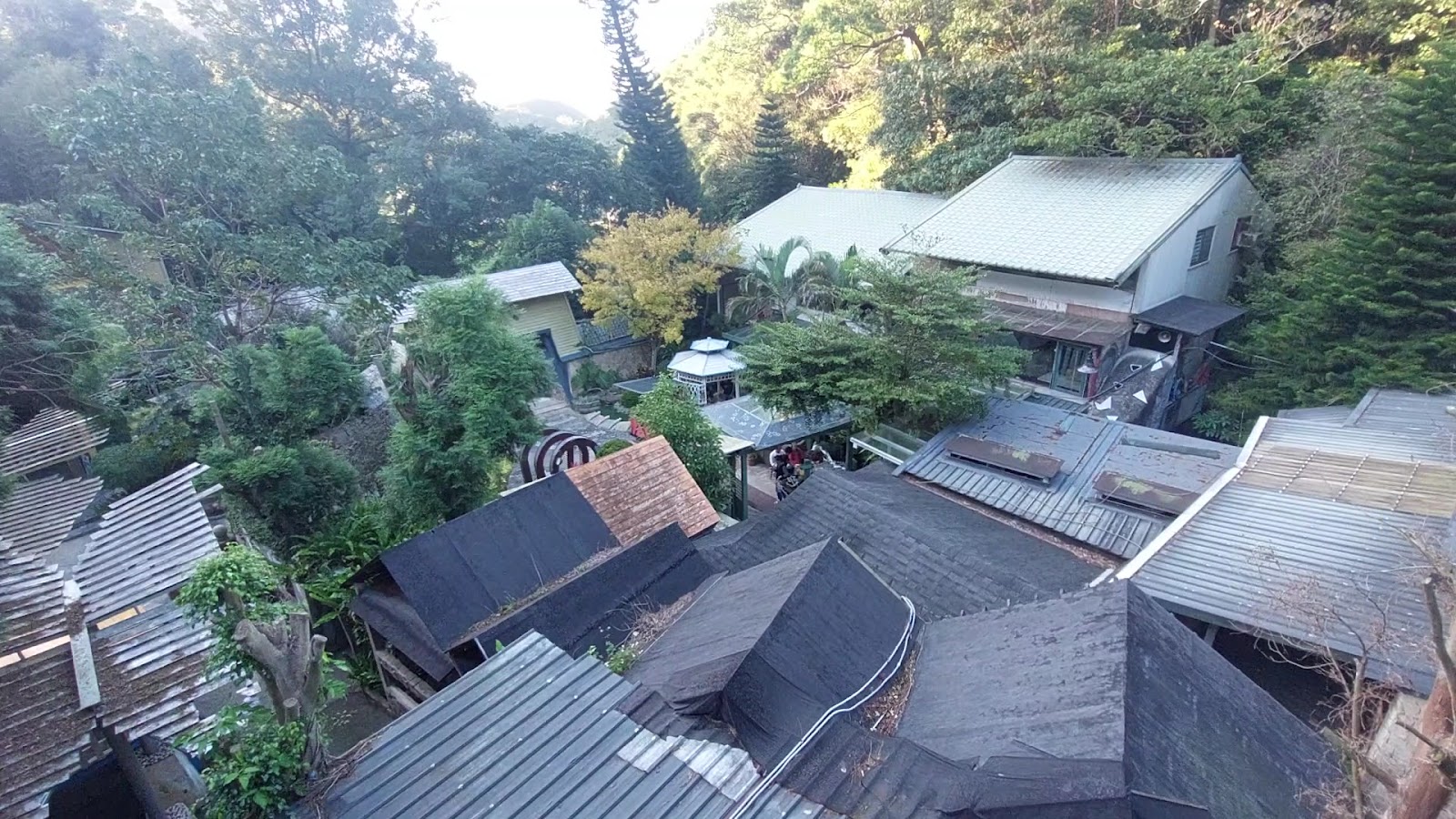 巴巴坑道休閒礦場空拍,山林中的老木建築群