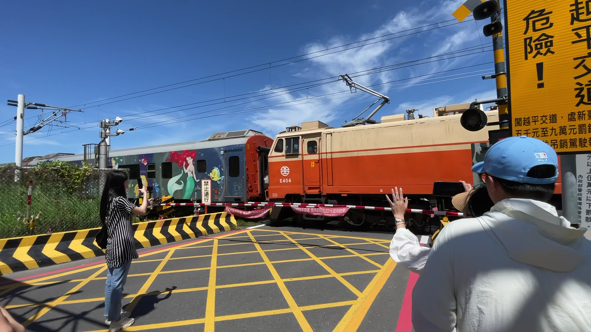 彩繪列車經過太麻里平交道