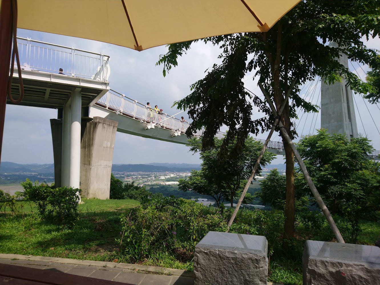 高台步行橋與綠地