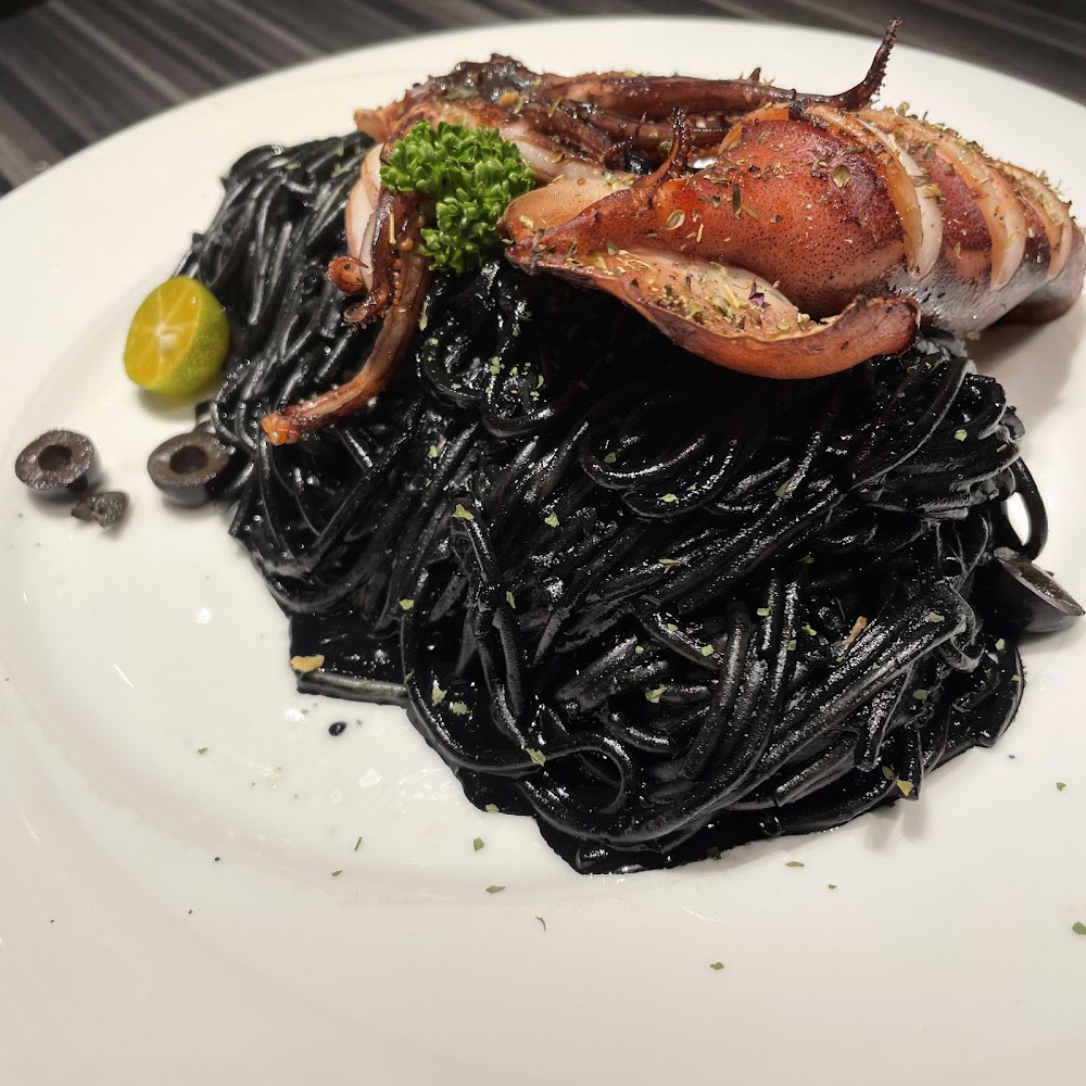 洋城義大利餐廳墨魚麵搭配烤魷魚