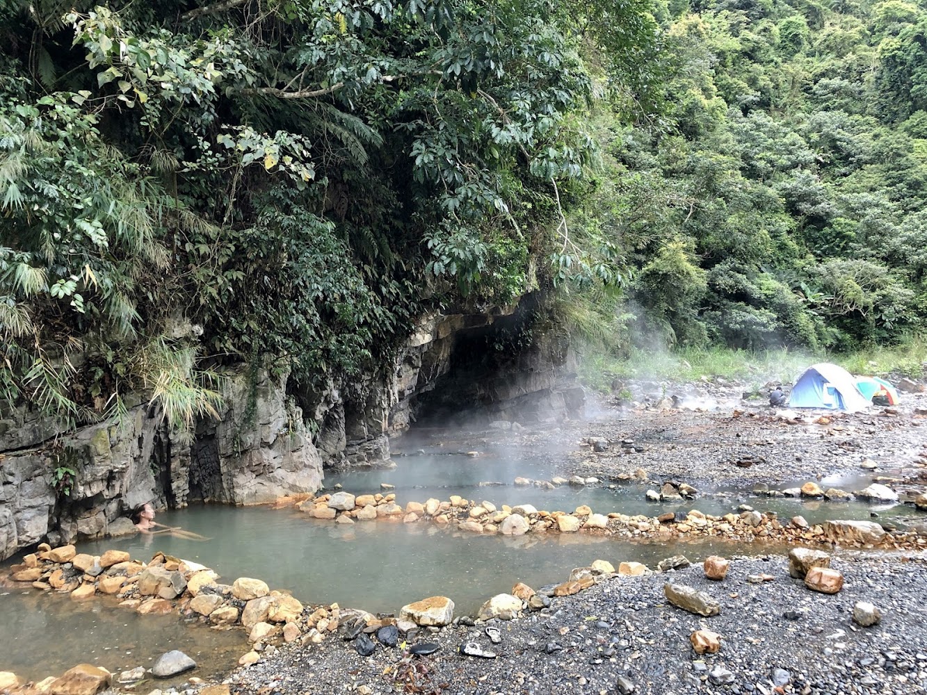 芃芃溫泉A區野溪溫泉與森林帳篷景觀
