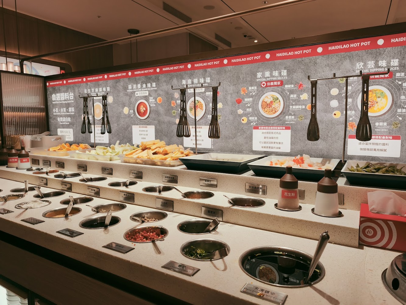 海底撈信義微風南山店自助醬料區