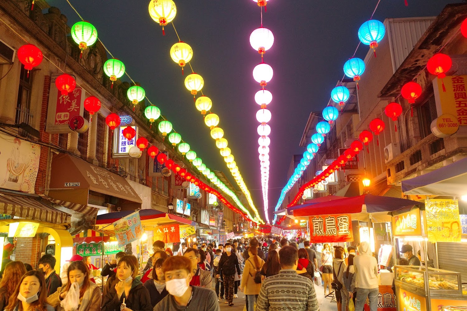 熱鬧夜市風格街道與燈籠