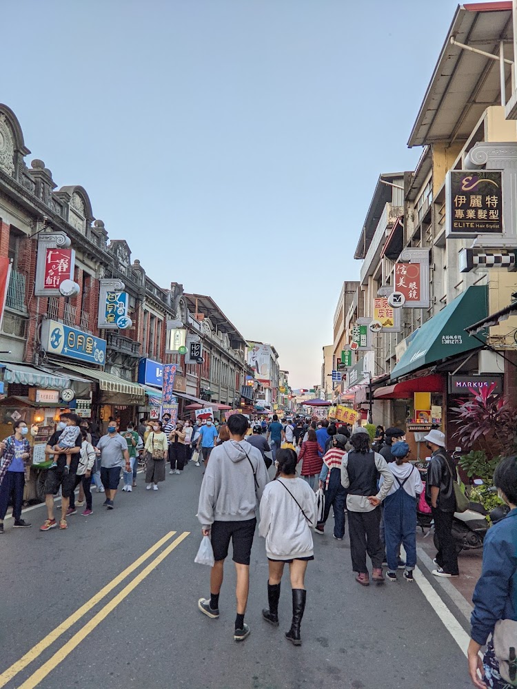 旗山老街繁華復古街道與行人
