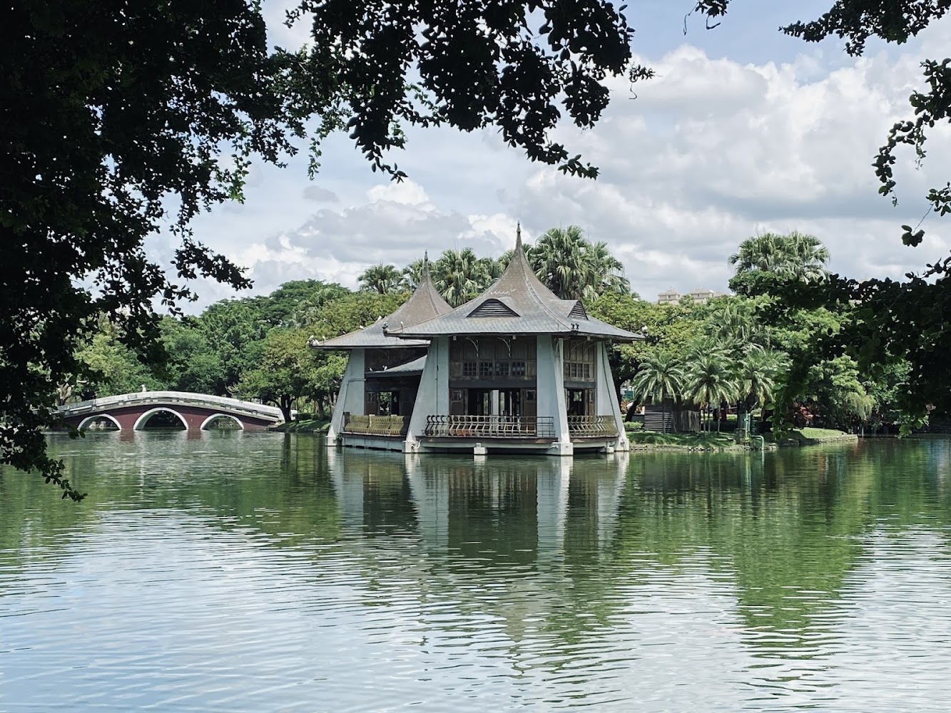 湖心亭與拱橋湖景
