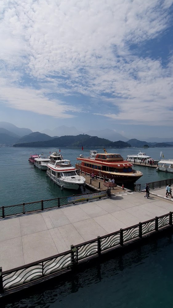 日月潭水社碼頭步行空間與停泊遊艇全景