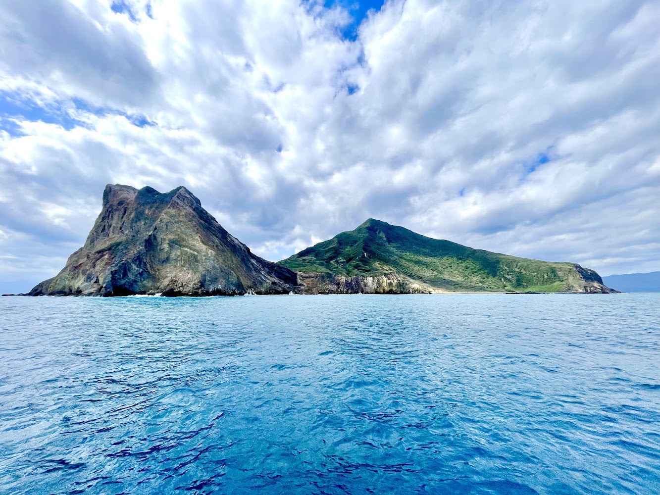 海面與翠綠龜山島景色