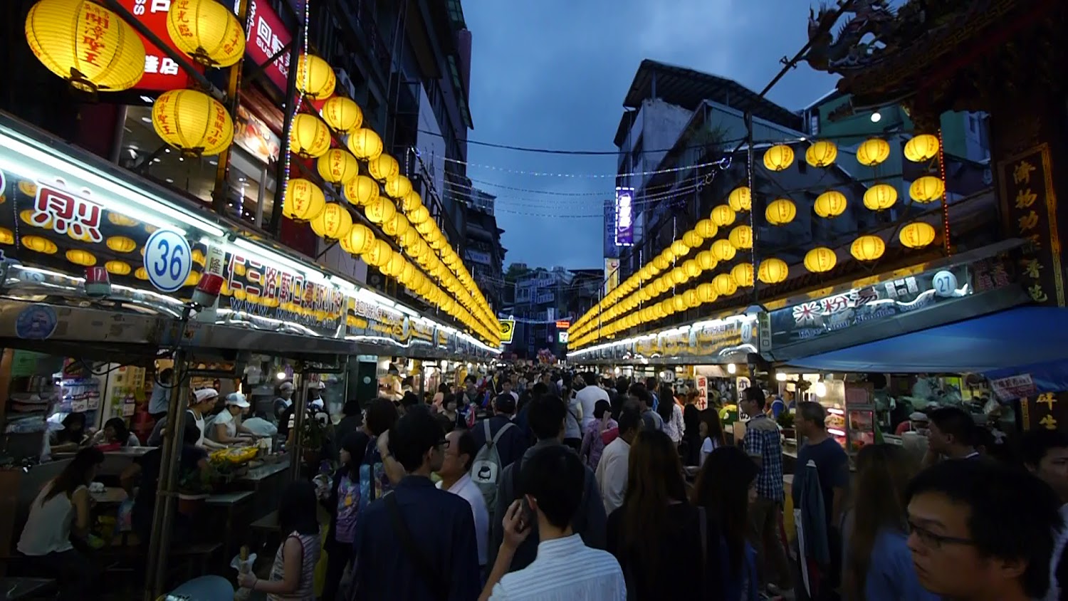 熱鬧的基隆夜市街道人潮與小吃攤