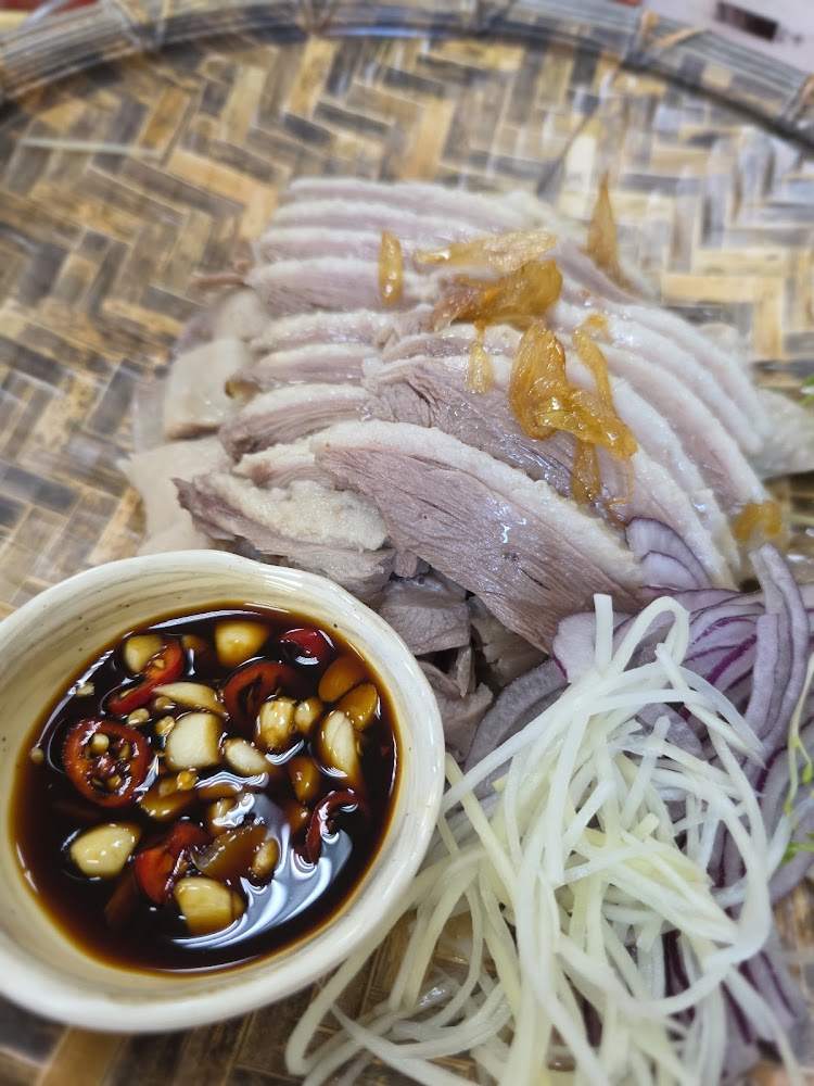 白切肉搭配蒜片與沾醬,呈現台式下酒菜風格