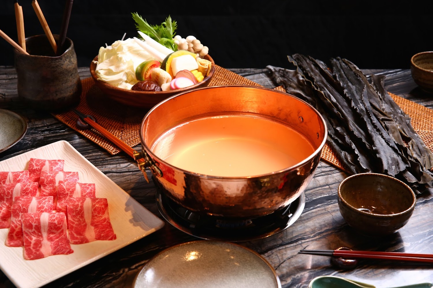 但馬家涮涮鍋食材擺盤,包含和牛肉片、蔬菜盤與湯底。
