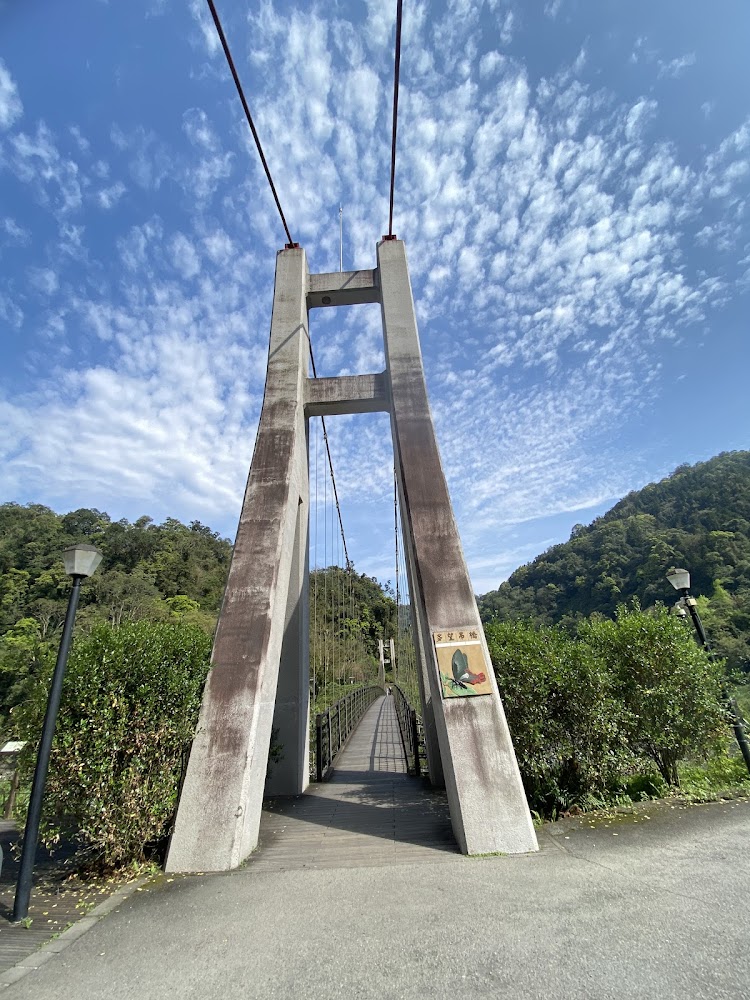 鳩之澤溫泉吊橋與山林景色