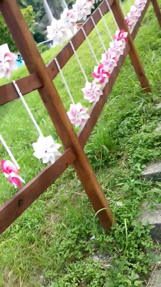 粉白風車裝置與綠地景觀