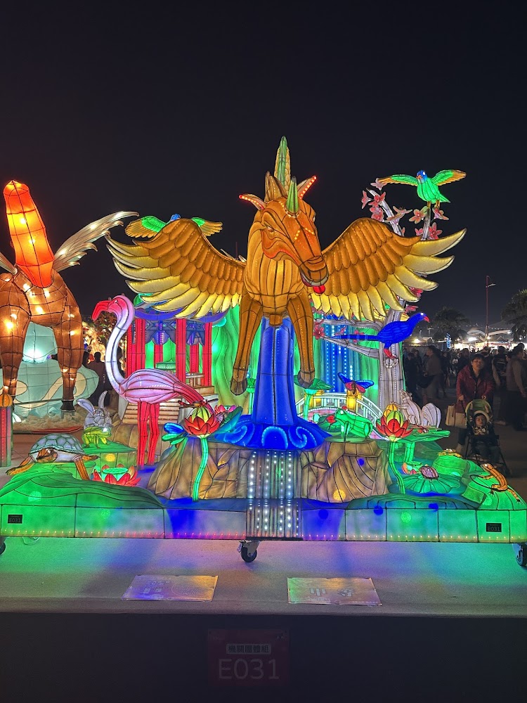 嘉義縣議會周邊燈會造景，以金色天馬主題花燈最為醒目。