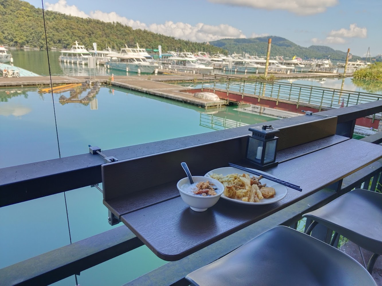 日月潭水漾餐桌前可見湖邊遊艇景致