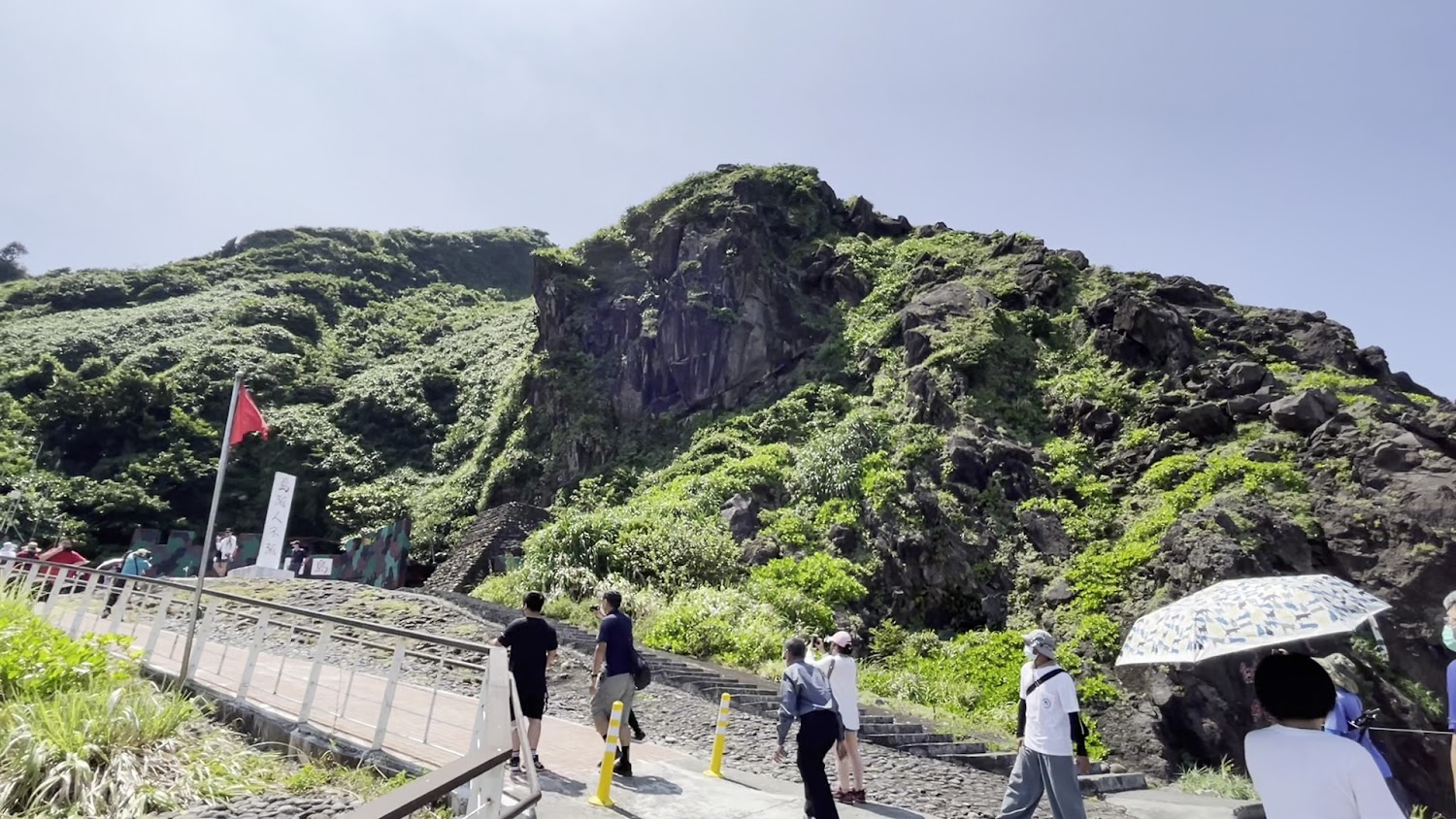 龜山島岩石山坡與步道景色