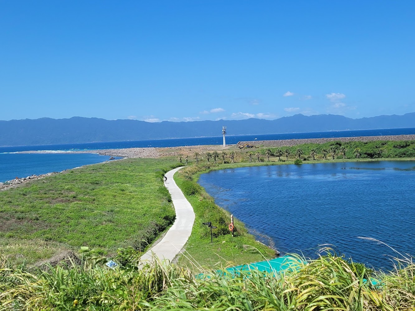 龜山島草地步道湖水與遠方海景