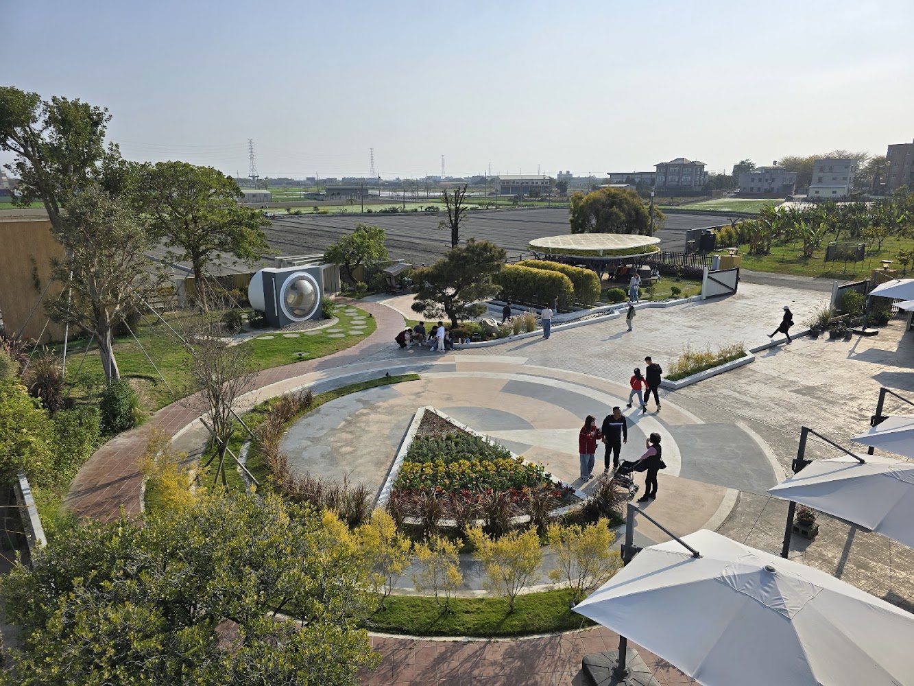土庫驛可可莊園戶外庭園步道與座椅