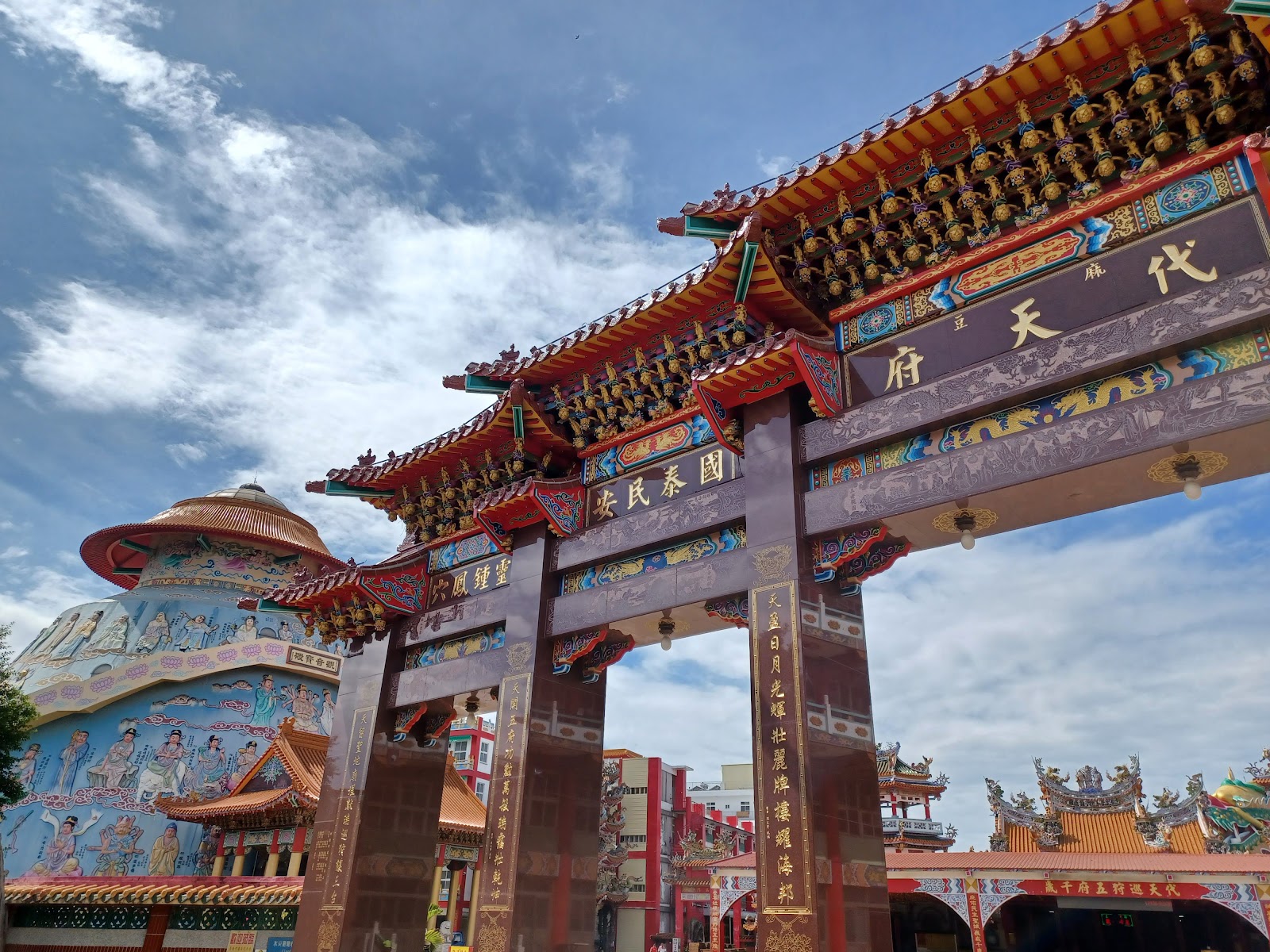 麻豆代天府廟宇外觀全景，台南必訪宗教景點