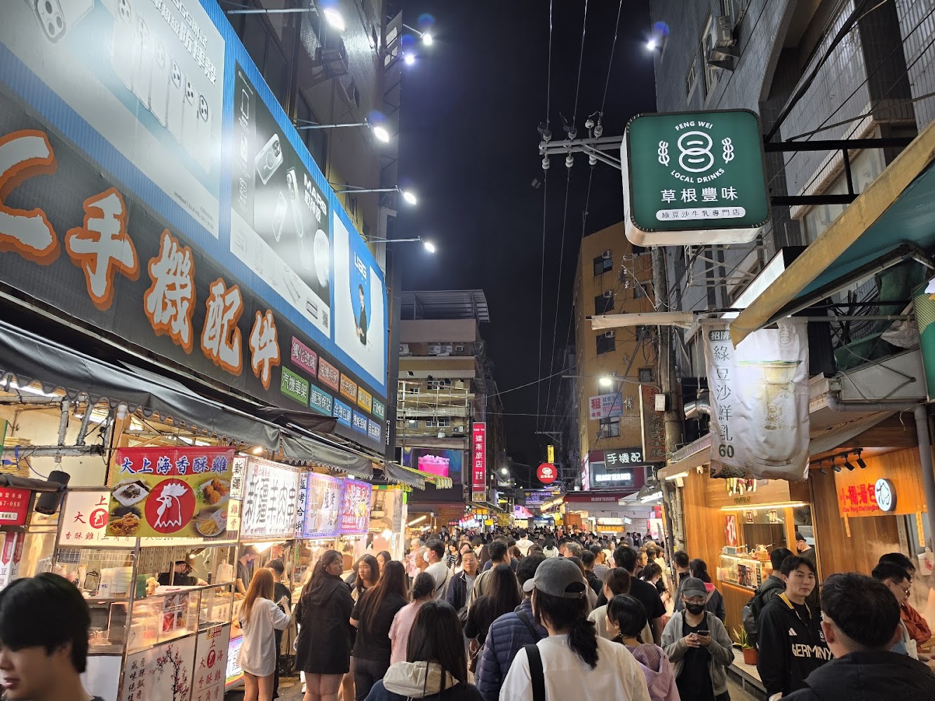 逢甲夜市擁擠街景與排隊人潮