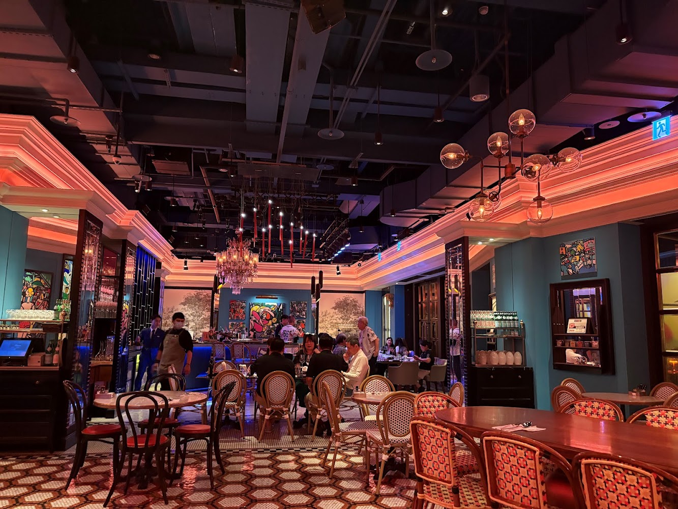 Café de LUGANO室內空間,復古餐桌椅與藝術畫作營造歐風氛圍。