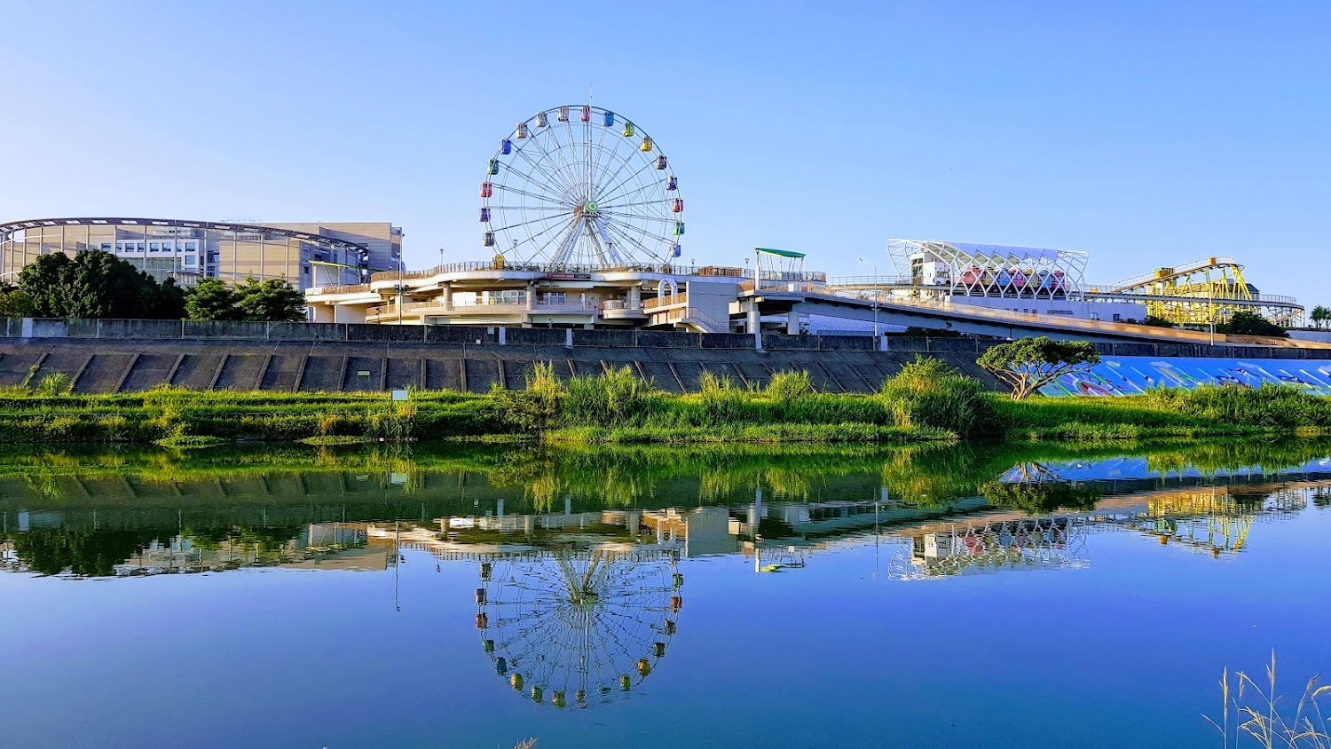 雙溪河濱公園河岸與摩天輪倒影