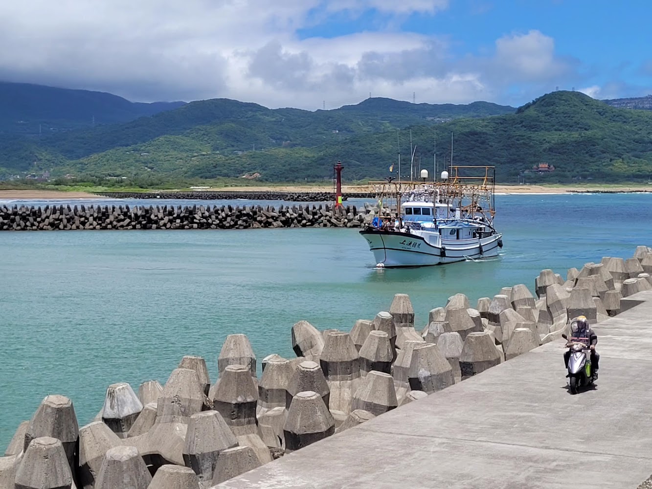 金山近海港口漁船與山景