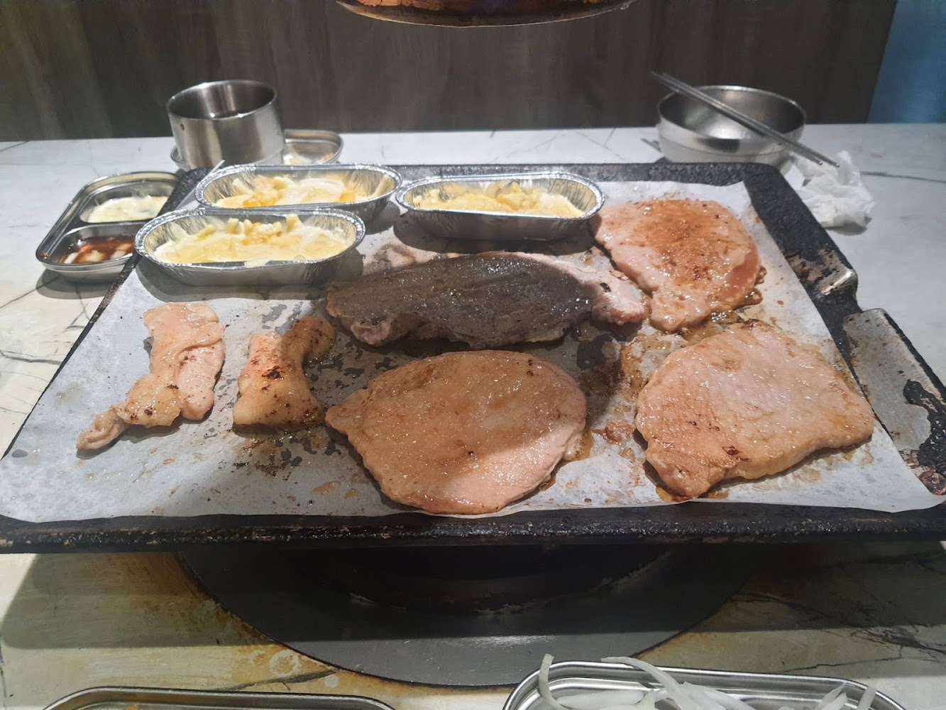 打爆豬韓式燒肉吃到飽桃園經國店烤盤上烤肉與魚