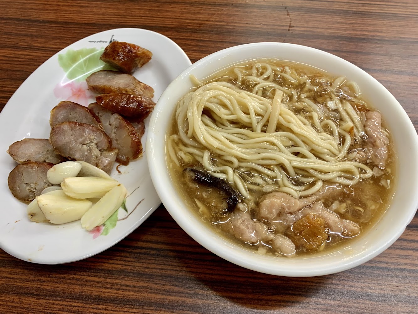 阿世香菇肉羹羹麵與香腸