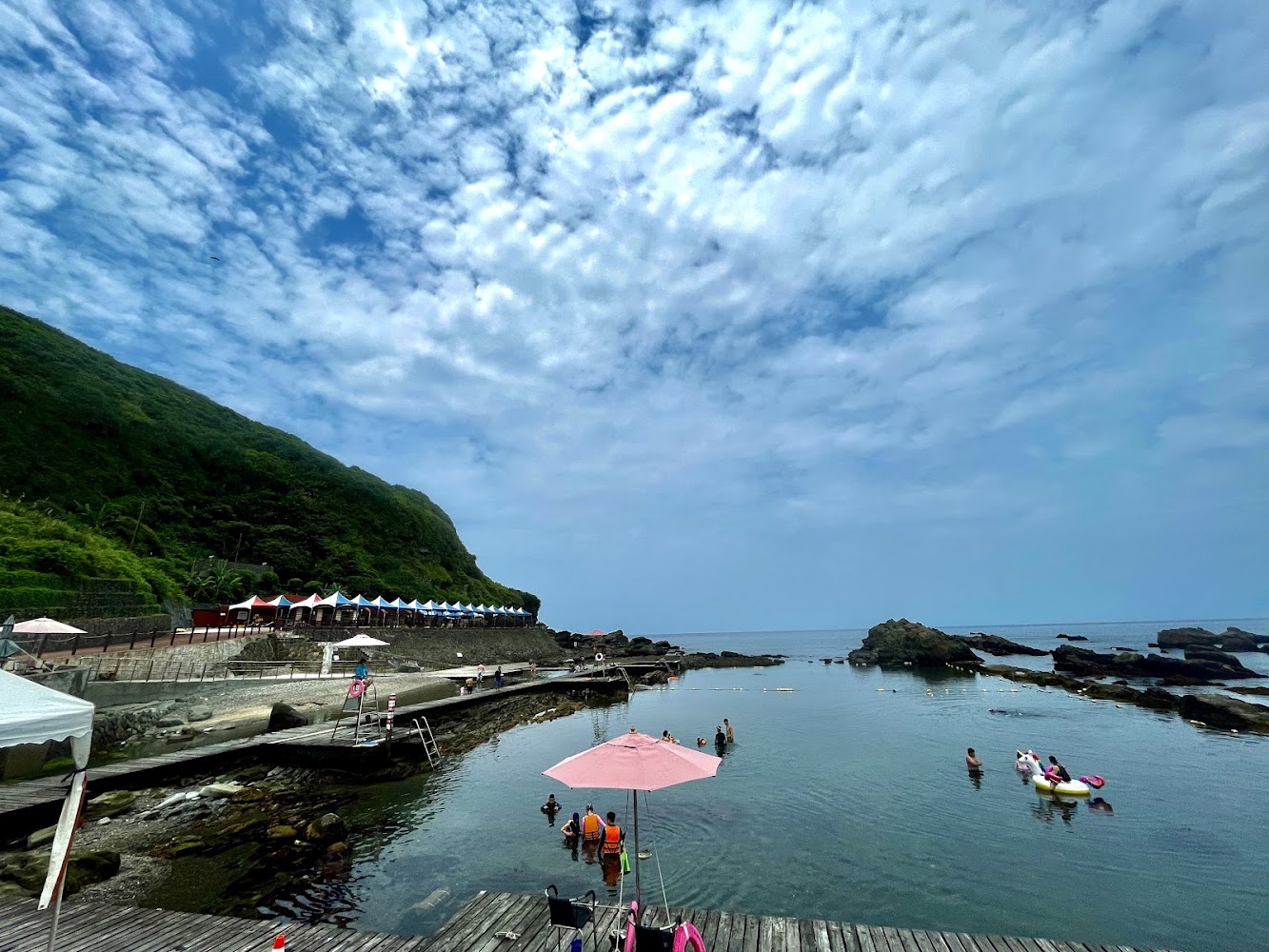 龍洞灣海洋公園木棧道與海景