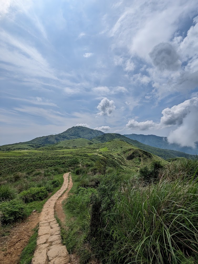 頂山石梯嶺步道石板路與雲景