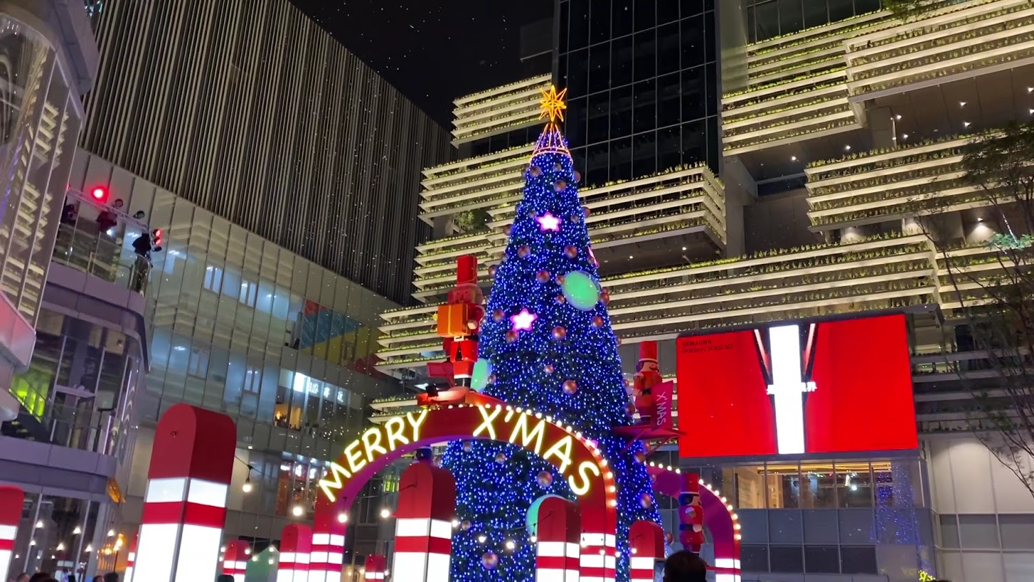 南紡購物中心戶外大型聖誕樹與MERRY XMAS拱門