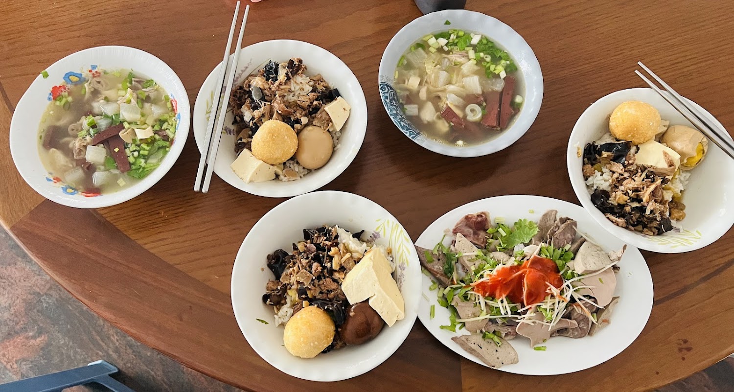 虎尾婆婆的店滷肉飯與湯品拼盤