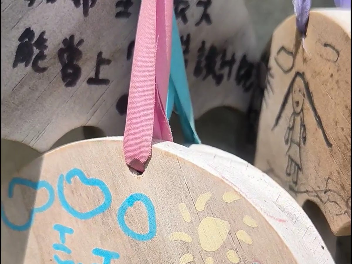 彩虹屋內部木製傘形許願牌心願