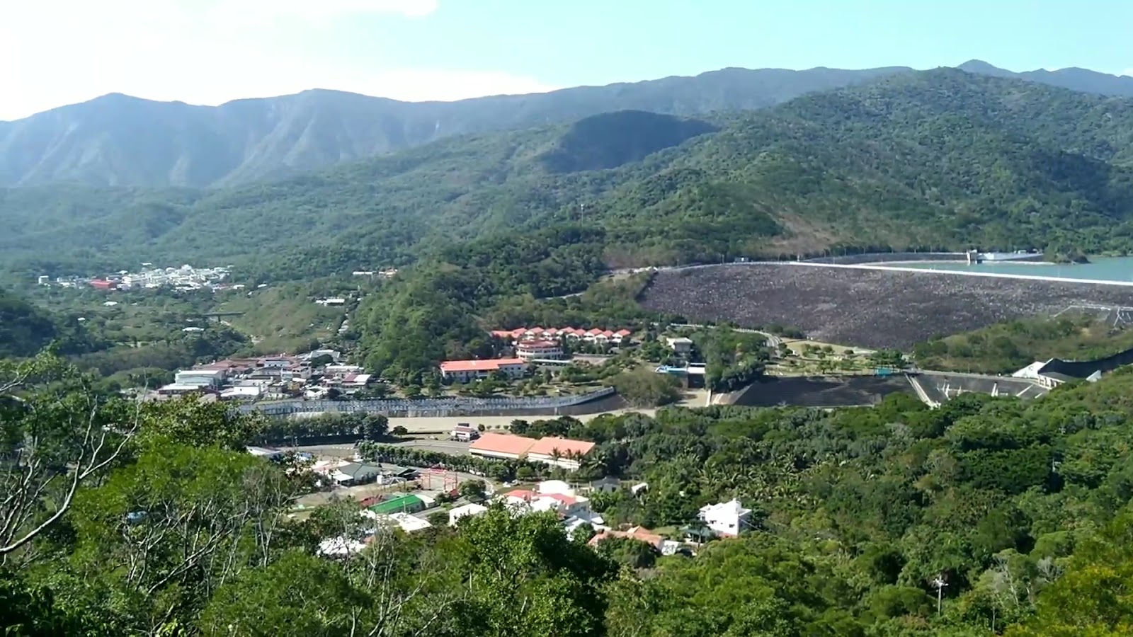 牡丹水庫壩體與旁邊村落管理建築全景群山環繞
